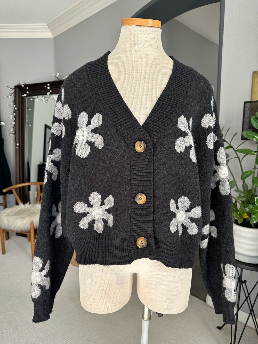 T Tahari Black Cardigan with Light Gray Floral Motif, size XL - Picture 4 of 12